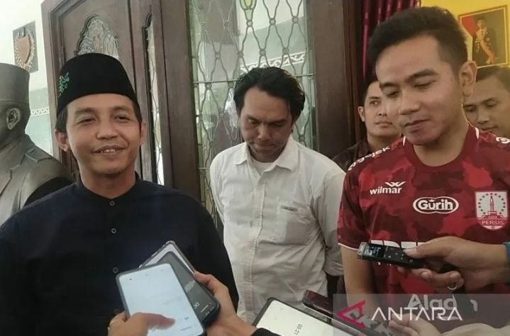 Sekretaris Dewan Pembina Partai Solidaritas Indonesia (PSI) Raja Juli Antoni (kiri) saat bertemu dengan Gibran di Lojo Gandrung Solo, Selasa, 7 Februari 2023. ANTARA/Aris Wasita