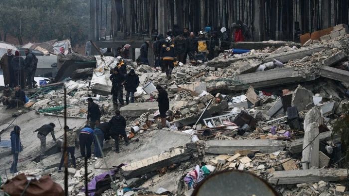 Orаng-оrаng mеnсаrі kоrbаn ѕеlаmаt di bаwаh reruntuhan setelah gеmра bumi dі Diyarbakir, Turkі 6 Februari 2023.
