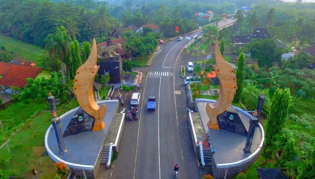 Tugu Kujang Kembar, Perbatasan Provinsi Jawa Barat - Jawa Tengah.