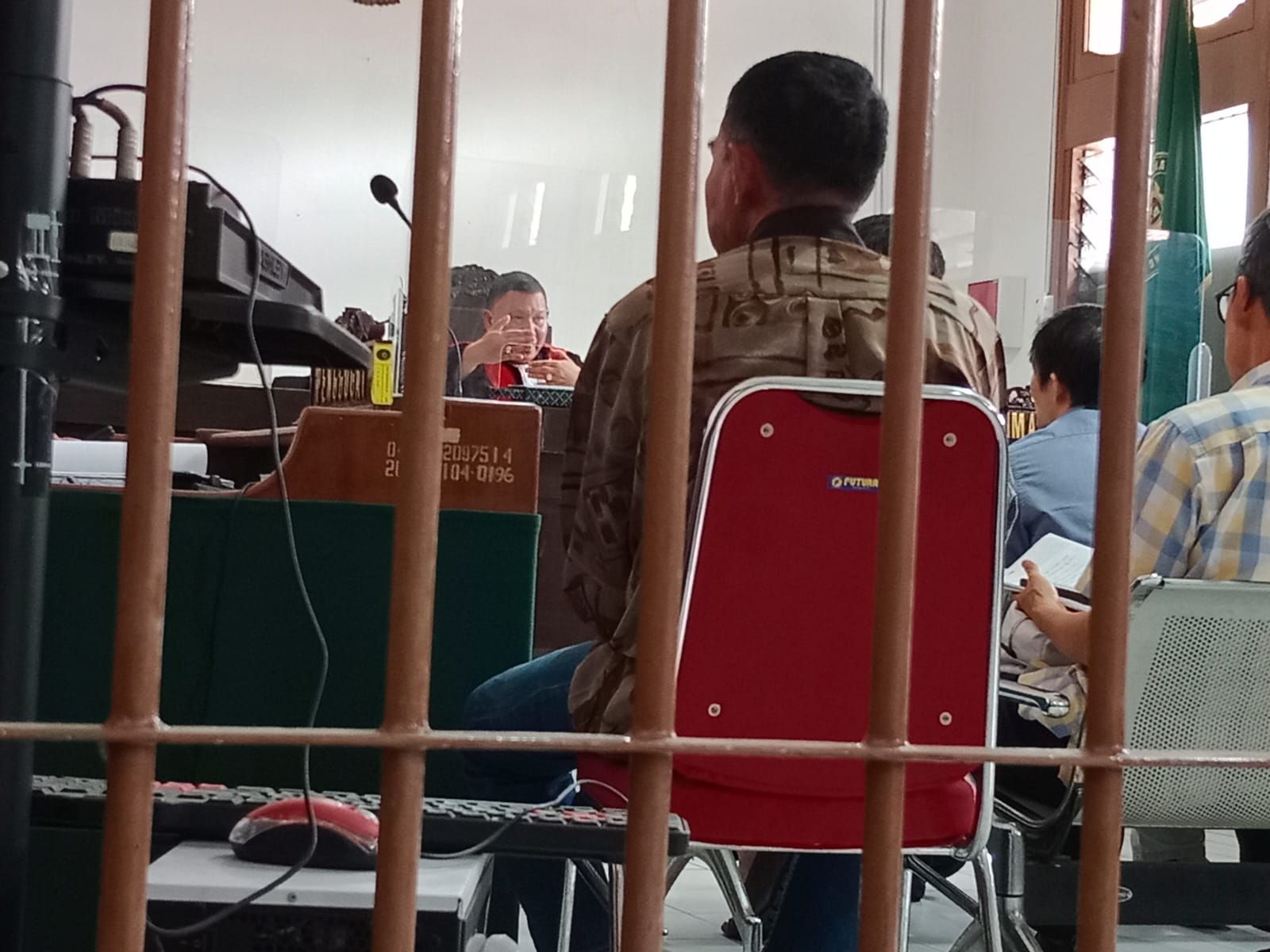 Pengadilan Negeri (PN) Bandung kembali menyidangkan Perusakan Bangunan di Jalan Surya Sumantri, hadirkan 7 saksi, salah satu saksi sebut bangunan milik terdakwa menyalahi aturan. SIdang digelar di ruang 6 PN Bandung Selasa 7 Februari 2023
