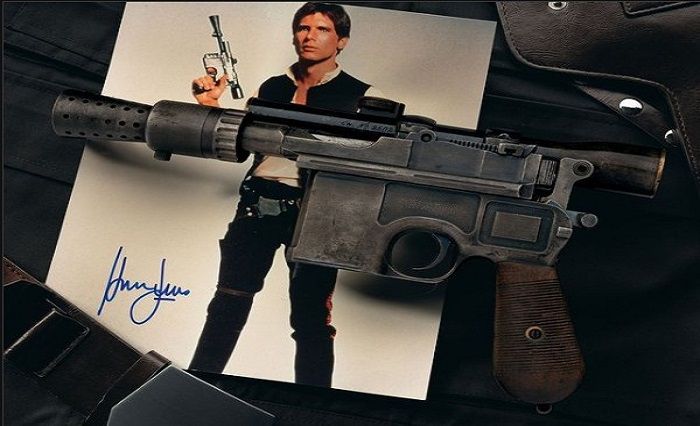 Pistol yang digunakan dalam film Star Wars Episode IV: A New Hope.* 