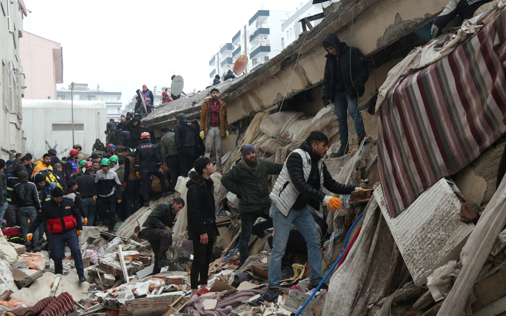 Para ahli mengungkapkan alasan mengapa gempa bumi di Turki mematikan, termasuk soal dua patahan sebuah lempeng.