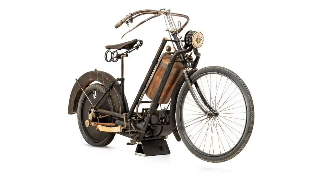 Sepeda motor seri pertama laku terjual dalam proses lelang