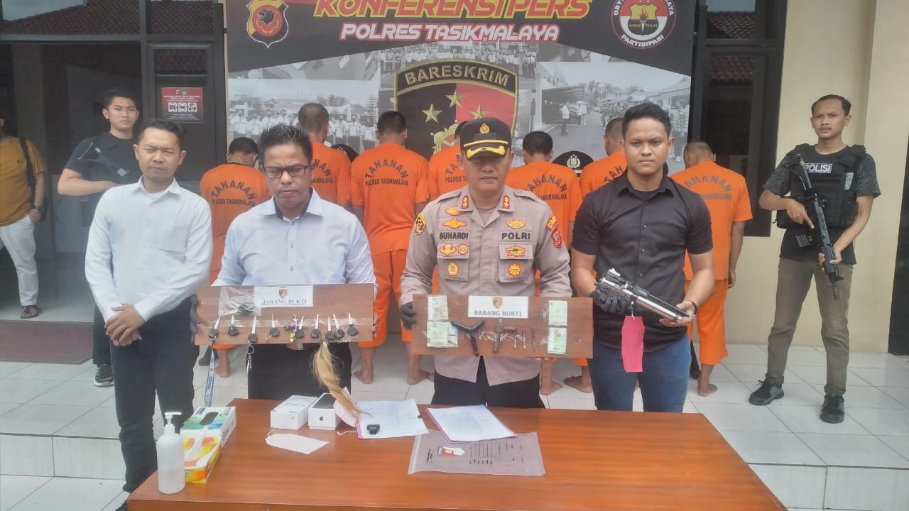 Satreskrim Polres Tasikmalaya menangkap tujuh orang pelaku pencurian spesialis kendaraan bermotor yang kerap beraksi di wilayah Tasikmakaya, Senin 6 Februari 2023. Mereka merupakan komplotan dari empat kelompok berbeda namun memiliki pola beraksi yang hampir serupa.*