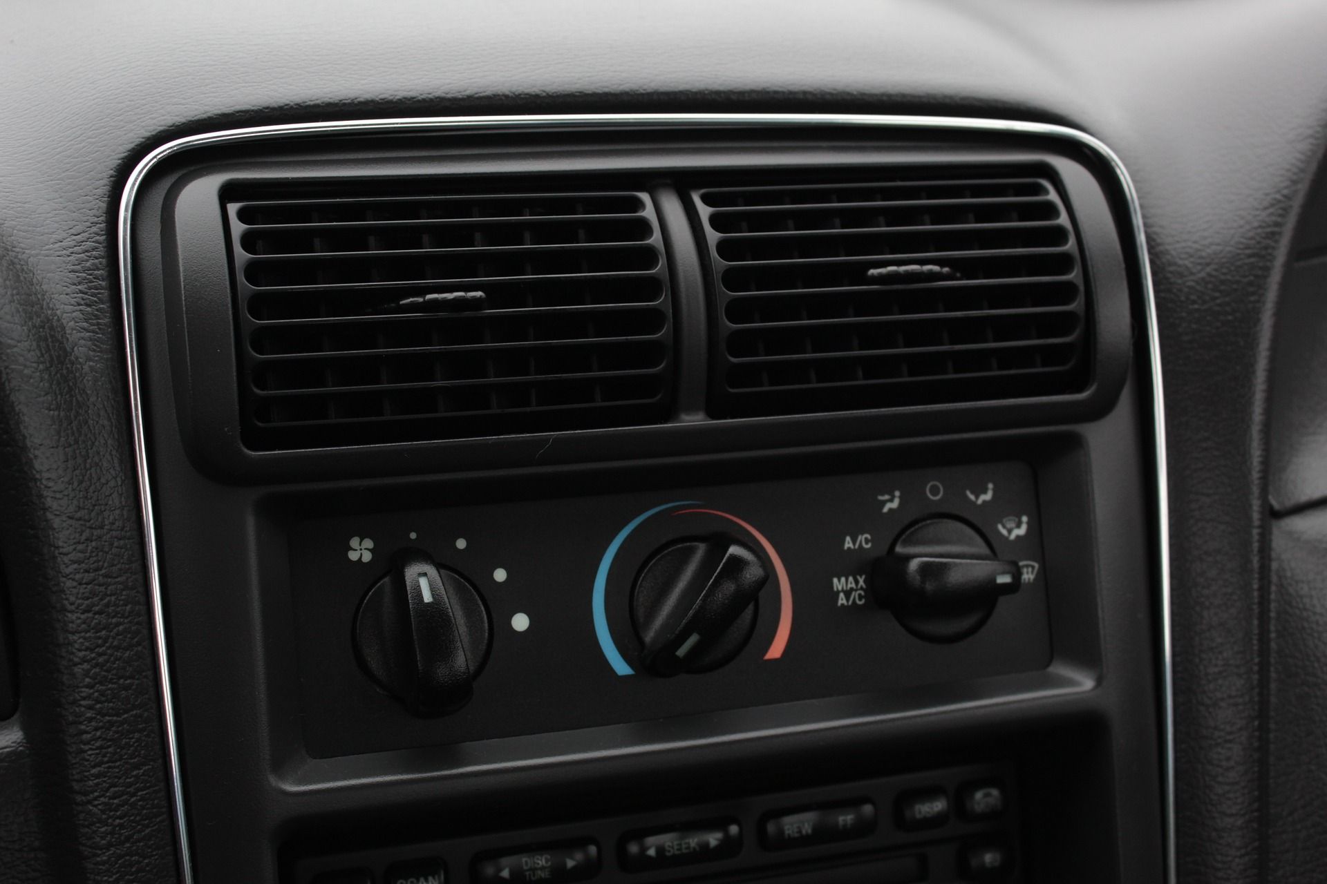 Ilustrasi 5 tips merawat AC mobil dengan benar.