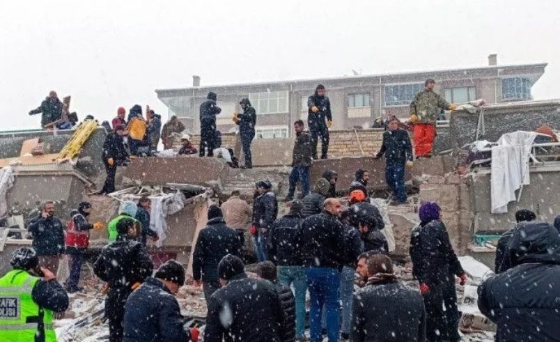 Warga Turki korban gempa memeriksa reruntuhan bangunan