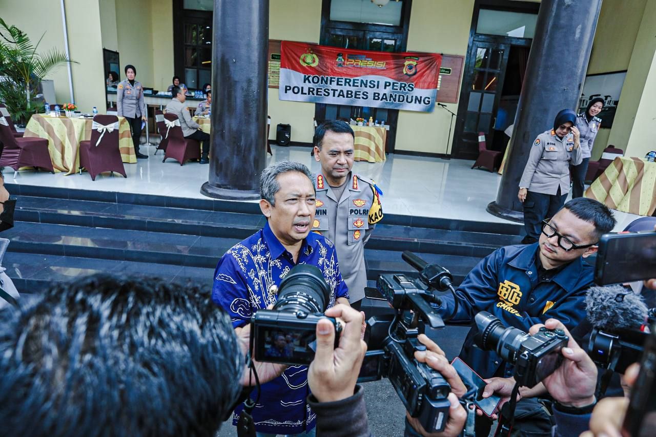 Wali Kota Bandung Yana Mulyana mengunjungi Mapolrestabes Bandung, Jalan Jawa, dan bertemu Kapolrestabes Bandung Kombes Pol. Aswin Sipayung, Selasa 7 Februari 2023
