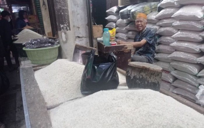 Pedagang beras di Pasar Rangkasbitung, Kabupaten Lebak, Provinsi Banten mengungkapkan kenaikan harga beras hampir setiap pekan dan mengeluh karena omzet penjualan menurun. 