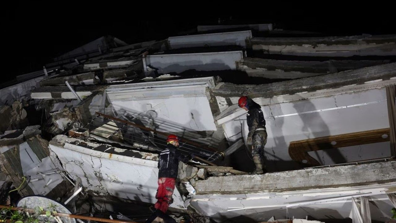 tim penyelamat mencari korban di reruntuhan gedung setelah gempa di Turki
