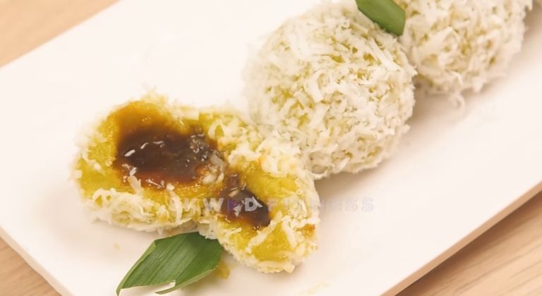 Begini cara membuat cemilan rendah kalori untuk diet, yaitu Klepon Ubi./YouTube SKWAD Fitness
