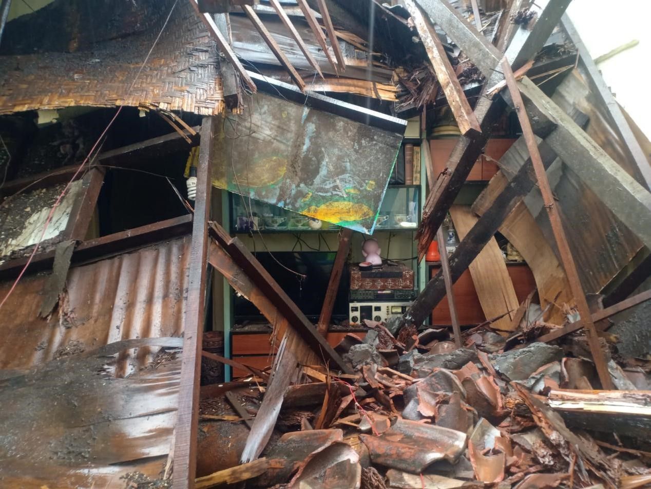 Akibat hujan yang mengguyur Denpasar selama satu hari, sebuah rumah mess RRI.