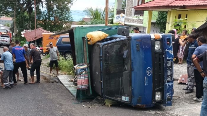 Mobil truk pengangkut barang terbalik di tanjakan Kelurahan Maliaro Kota Ternate