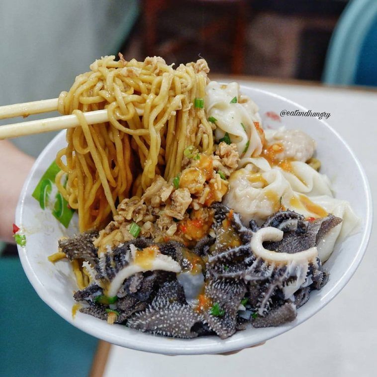 Mie bakso Linggarjati, kuliner legendaris yang ada di Alun-Alun Bandung / Instagram @eatandhungry 