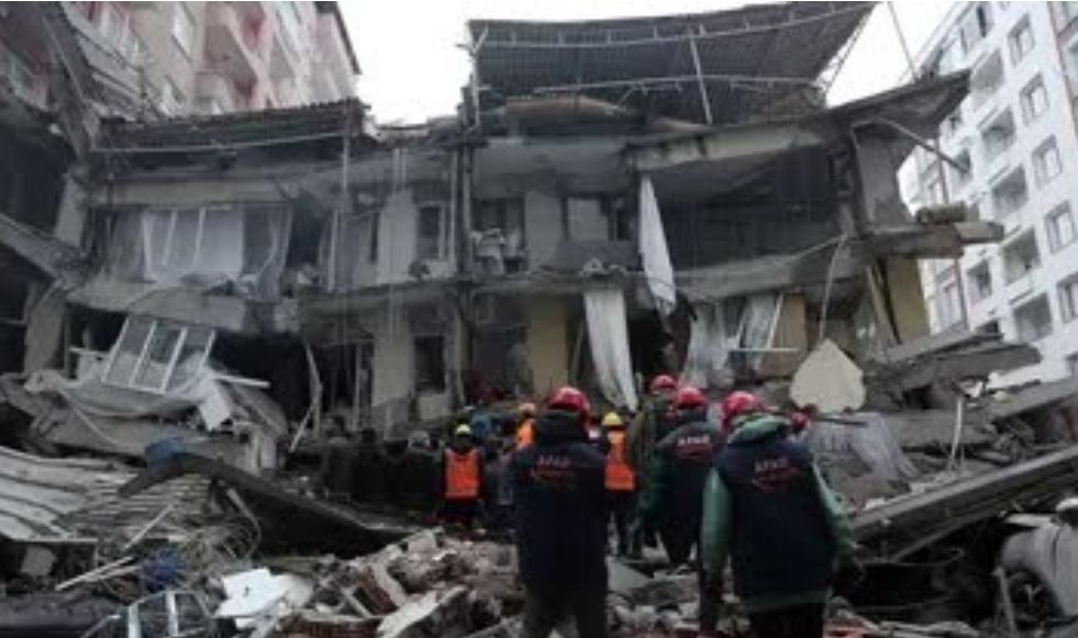 Ilustrasi gempa Turki dan Suriah. Ribuan orang dilaporkan tewas pasca gempa. /REUTERS/Sertac Kayar/