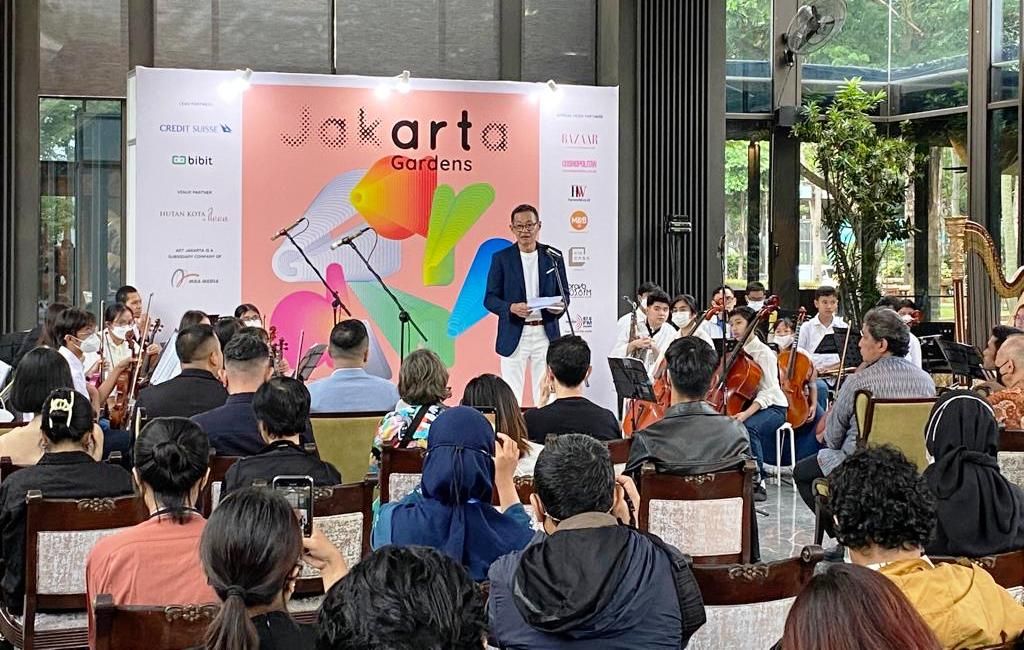 Artistic Director Art Jakarta Gardens Enin Supriyanto memberikan sambutan pada pembukaan Art Jakarta Gardens 2023 di Hutan Kota by Plataran, GBK, Senayan, Selasa (7/2/2023). Foto: Lucius GK