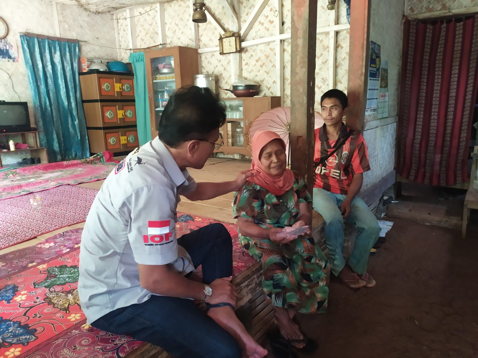 Bupati Ciamis Herdiat Sunarya saat mengunjungi  dan memberikan bantuan di rumah Tating.* kabar-priangan.com/Endang S