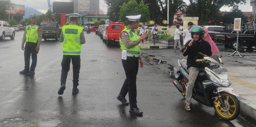Pelaksanaan ETLE Mobile: Salah satu pengendara ditegur petugas lantas Polda Malut karena tak menggunakan helm belakang/ZONA SURABAYA RAYA/Asri Sikumbang. 