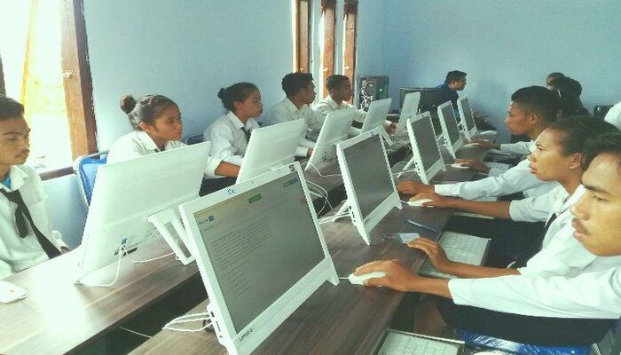 Laboratorium Komputer SKM Cinta Damai yang mendukung Ujian Nasional Berbasis Komputer (UNBK). Foto : Dok. Majalah FORTUNA