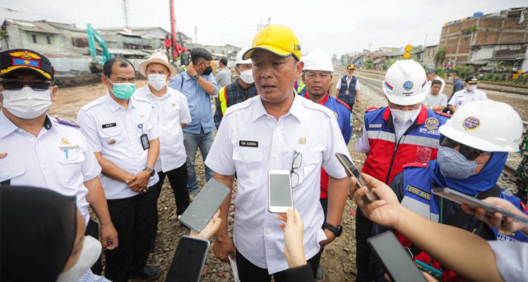 Sekda Kota Bandung Ema Sumarna mengecek proyek pembangunan Flyover Ciroyom, Rabu 8 Februari 2023.