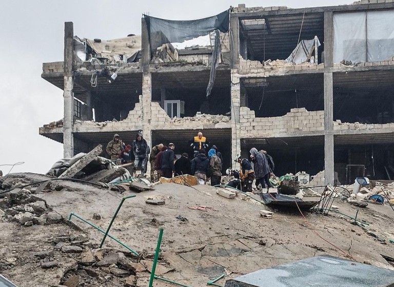 Tim Penyelamat Menggali Sisa Reruntuhan Setelah Gempa Turki-Suriah yang Menewaskan 7.800 Jiwa