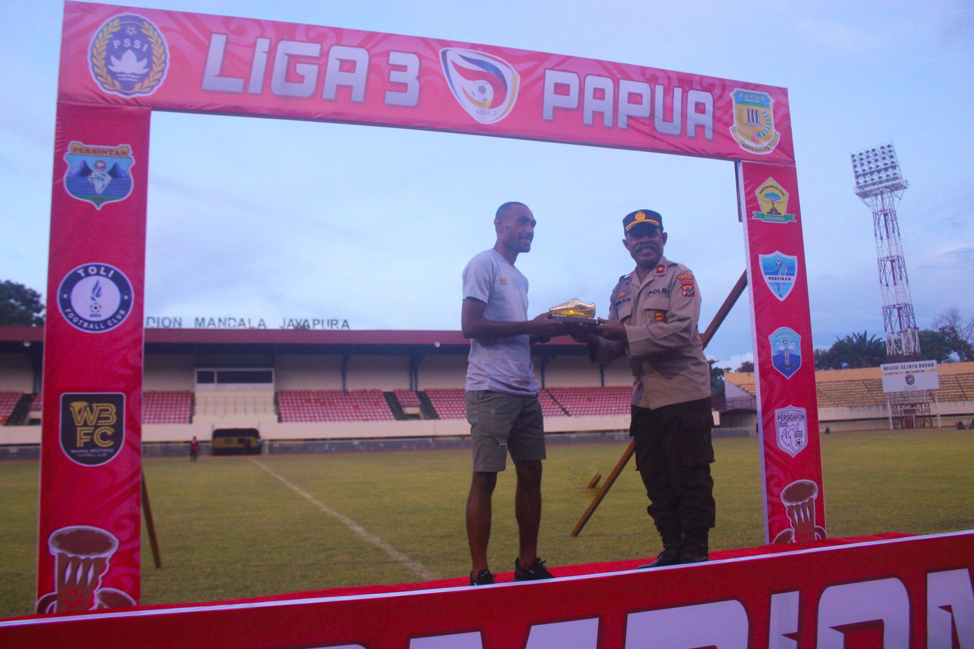 Roberto Sauyai ketika menerima trofi top scorer liga 3 zona Papua di Stadion Mandala, Kota Jayapura, Papua dok (PORTAL PAPUA)