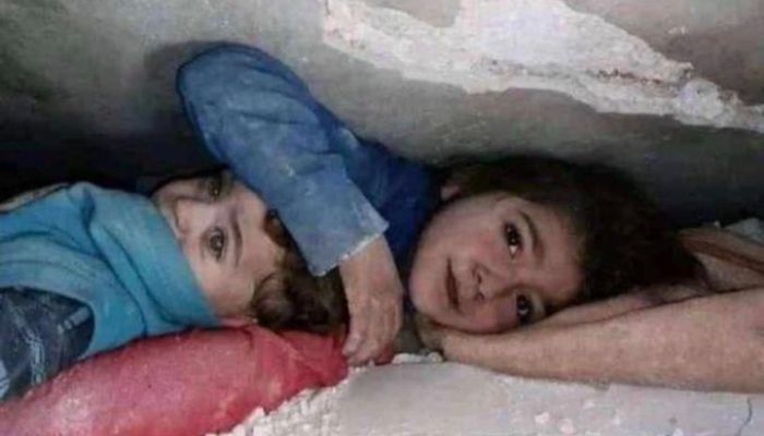 Gadis 7 tahun lindungi adiknya di bawah reruntuhan bangunan pascagempa di Turki pada Senin, 6 Februari 2023.