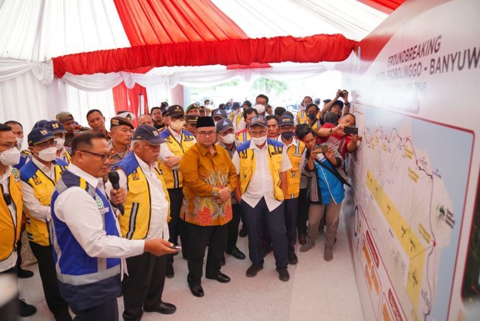 Peletakan batu pertama (groundbreaking) di Kelurahan Pendil, Kecamatan Suko, Kabupaten Probolinggo, Provinsi Jawa Timur, Senin, 6 Februari 2023. Lokasi ini adalah titik nol jalan tol ini yang masuk ke dalam pembangunan Tahap I Ruas Probolinggo-Besuki. 