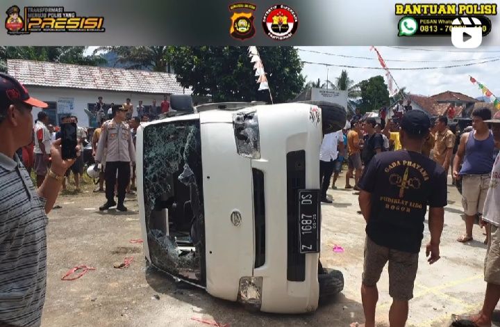 Mobil Grand Max dirusak dan dijarah karena warga menganggap penumpangnya yang berasal dari Garut adalah penculik/Instagram/@polisi_sumsel.