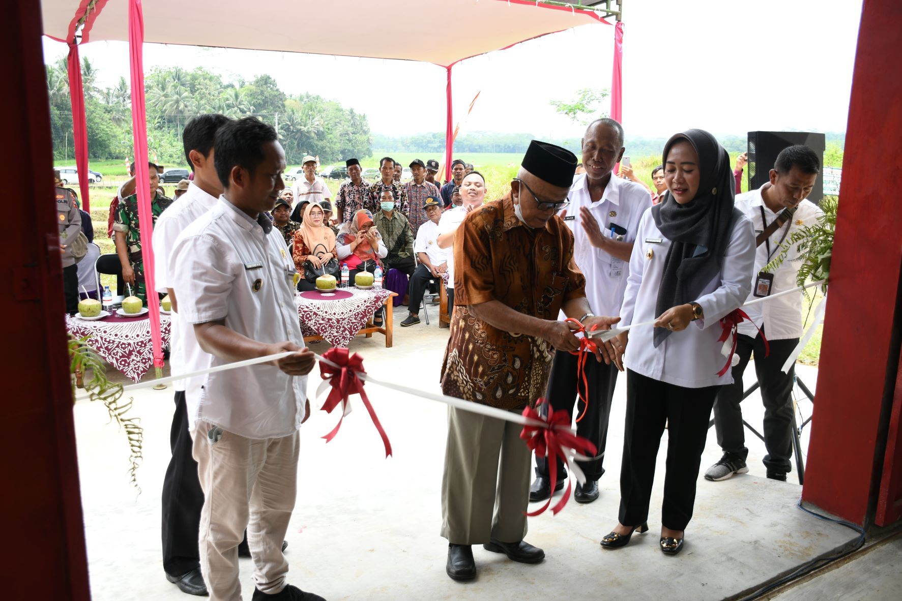 Bupati Purbalingga Dyah Hayuning Pratiwi resmikan 2 Lumbung Pangan Masyarakat (LPM), di Desa Pekiringan dan Grantung, Kecamatan Karangmoncol, Rabu 8 Februari 2023.