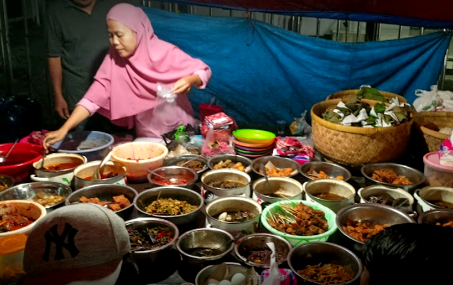 Salah satu penjual masakan khas Cirebon, destinasi kuliner nasi jamblang.
