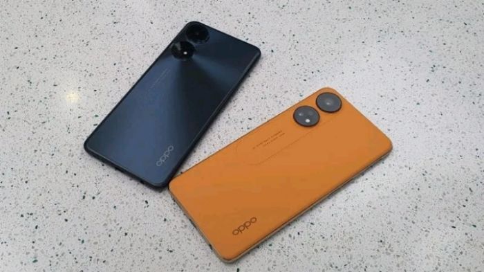 Tampilan dua ponsel OPPO Reno8 T yang berwarna Midnight Black dan Sunset Orange dipamerkan dalam acara 