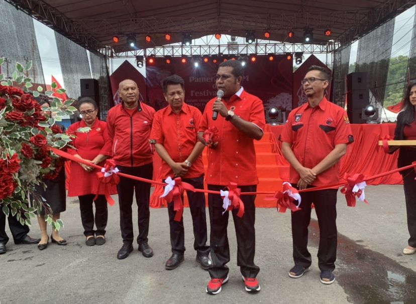  Ketua DPD PDI Perjuangan Papua, Herry Ario Naap Saat meresmikan pameran UMKM PDIP, dalam sebuah kesempatan kegiatan