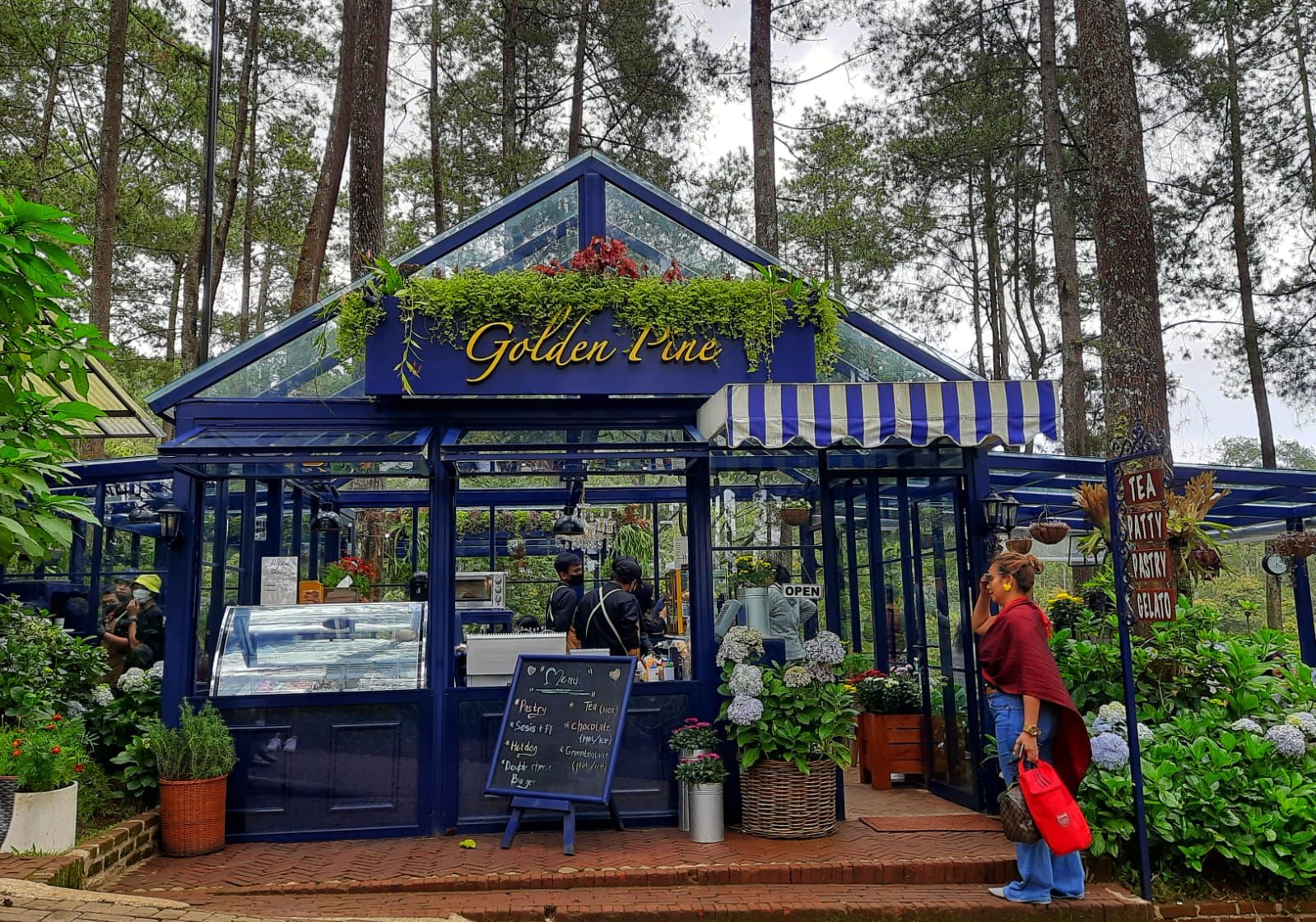 Golden Pine, Spot F&B terbaru di Orchid Forest Cikole.