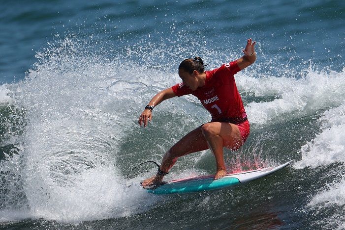 Carissa Moore dari Amerika Serikat beraksi selama Heat 1 dalam Tokyo 2020 Olympics - Surfing - Women's Shortboard - Round 1 - Pantai Selancar Tsurigasaki, Tokyo, Jepang - 25 Juli 2021. 