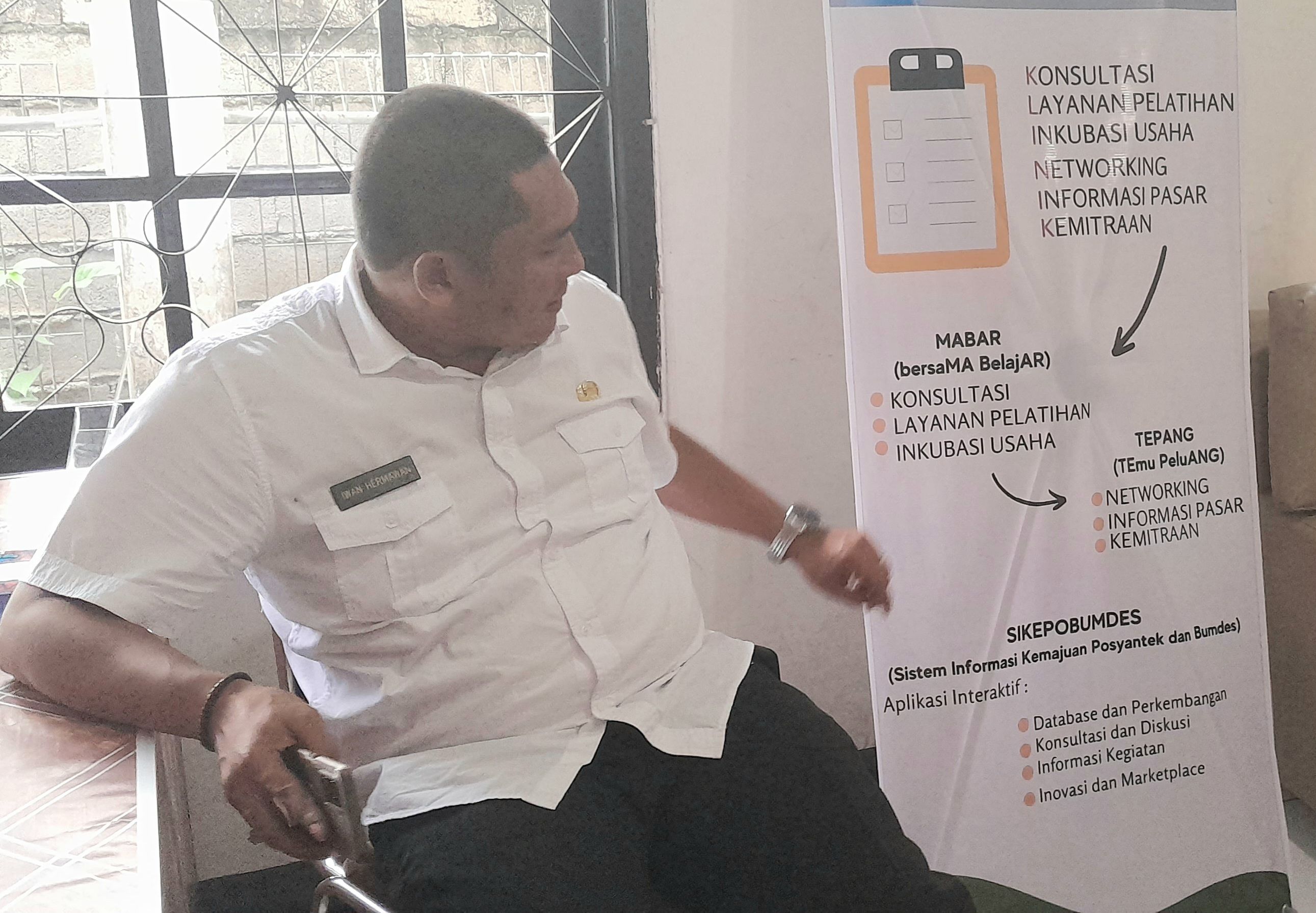 Bidang PEPKades Dinas PMD Sumedang Iwan Hermawan, sedang menunjukkan jenis-jenis layanan yang disediakan di klinik Bumdes.