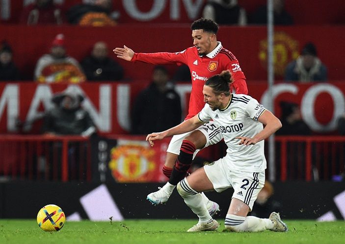 Jadon Sancho dari Manchester United beraksi dengan Luke Ayling dari Leeds United. Sepak Bola - Liga Premier - Manchester United v Leeds United - Old Trafford, Manchester, Inggris - 8 Februari 2023. 