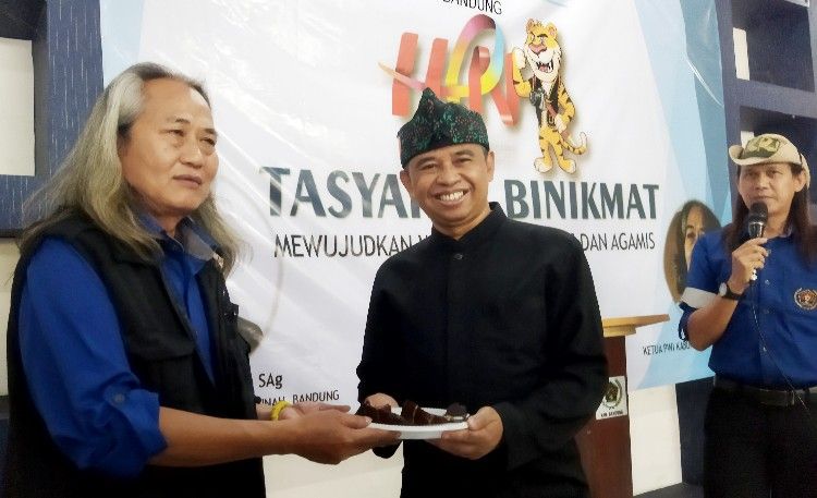 Ketua PWI Kabupaten Bandung Rahmat Sudarmaji masrahkeun kueh ka Kepala Diskominfo Yudi Abdurahman.* 
