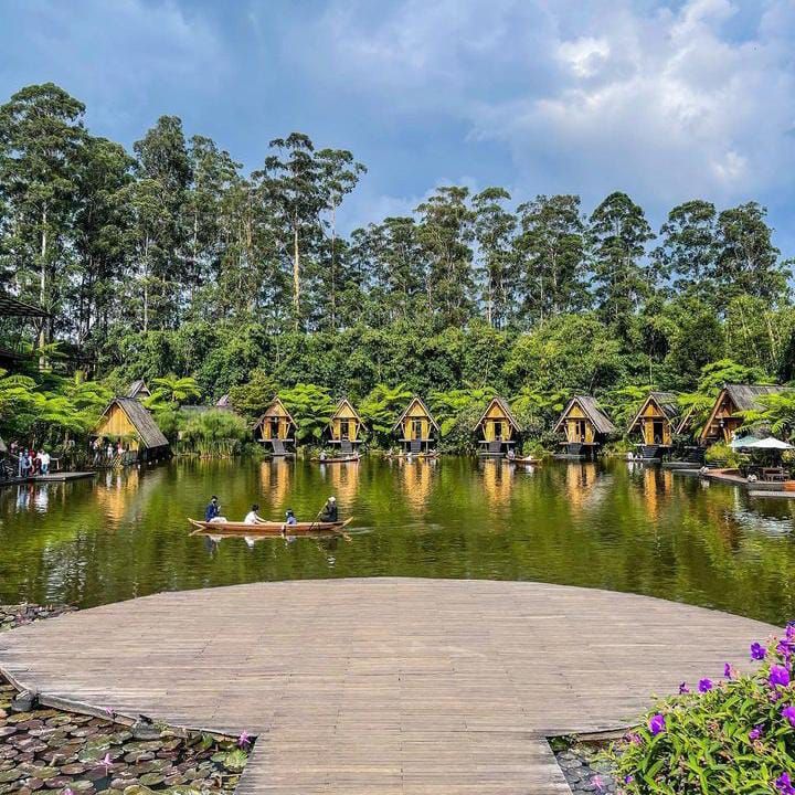 Dusun Bambu Family Leisure Park, salah satu tempat wisata di Bandung yang cocok dikunjungi bersama keluarga.*