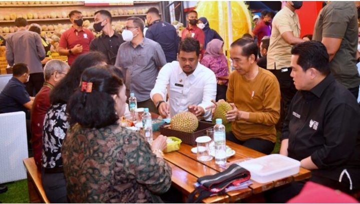 Presiden RI Joko Widodo didampingi Walikota Medan Bobby Nasution dan Menteri BUMN Erick Thohir dalam kegiatan santap durian bareng para pimred di Restoran Si Bolang Medan.