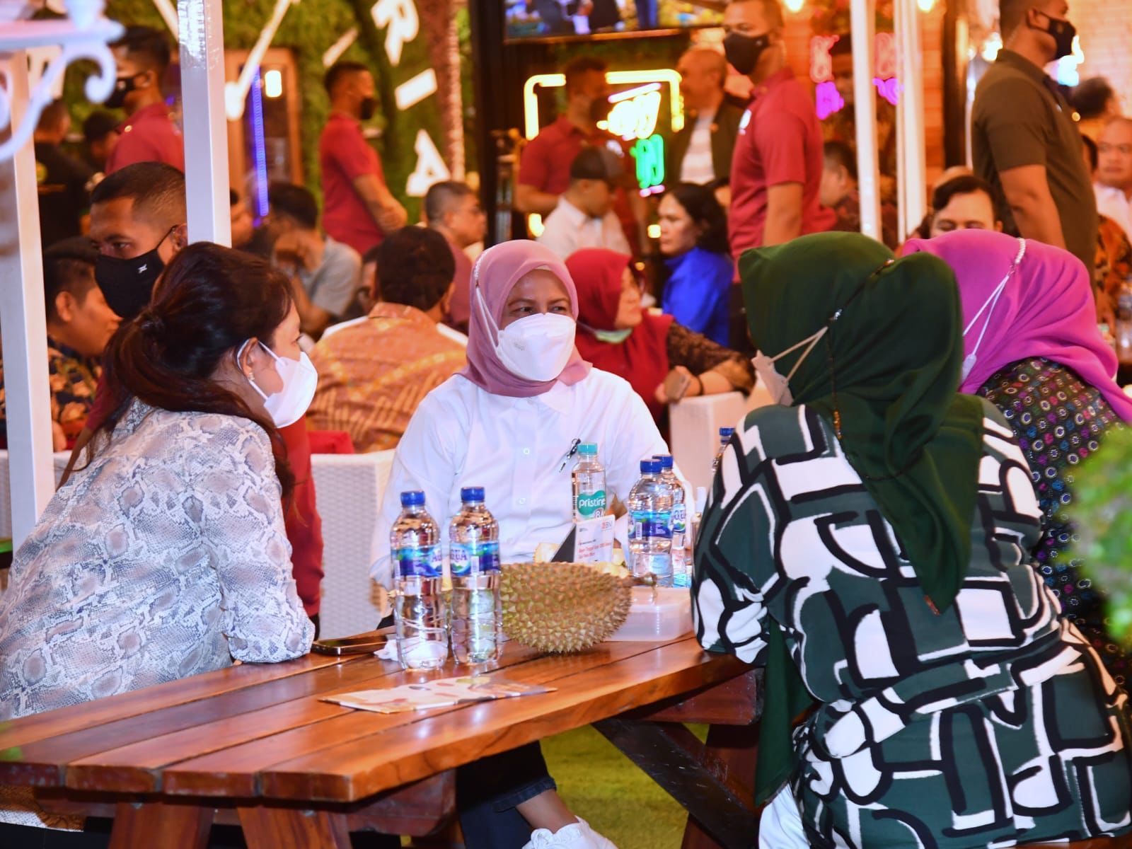 Suasana malam yang hangat menemani Presiden Joko Widodo dan Ibu Iriana Joko Widodo menikmati durian bersama sejumlah pemimpin redaksi (pemred) media nasional dan media lokal Sumatra Utara.