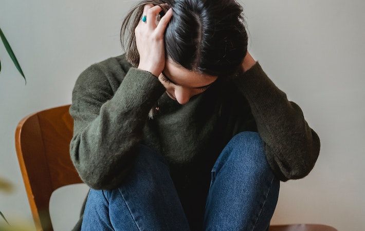 Ilustrasi- wanita dengan perubahan mood yang drastis, informasi tentang Mental illness adalah apa, gejala gangguan mental, jenis, dan cara mengatasinya.