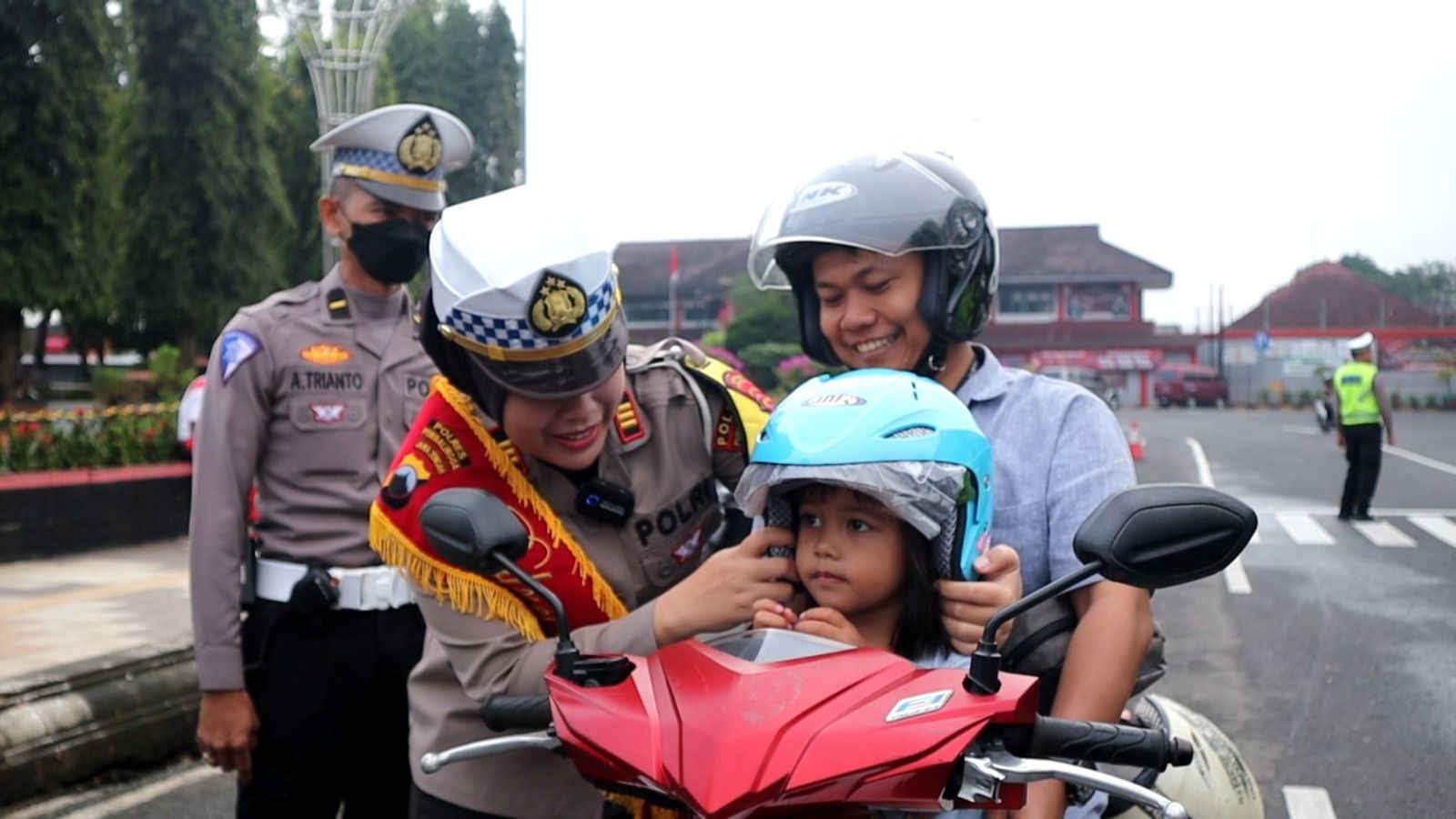 Satlantas Polres Purbalingga Bagikan Helm Gratis di Operasi Keselamatan Lalu Lintas Candi 2023