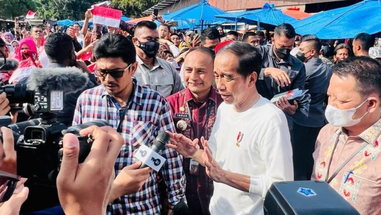 Presiden Joko Widodo menyampaikan keterangannya kepada awak media usai meninjau Pasar Batuphat Timur, Kota Lhokseumawe, Provinsi Aceh, Jumat, 10 Februari 2023. Foto: BPMI Setpres/Laily Rachev