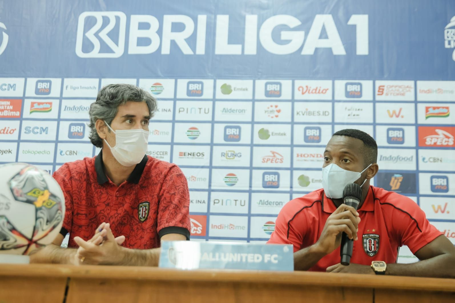 Pelatih Bali United Stefano Cugurra alias Teco bersama Private Mbarga dalam sesi konferensi pers jelang laga melawan Persib Bandung, 9 Februari 2023.