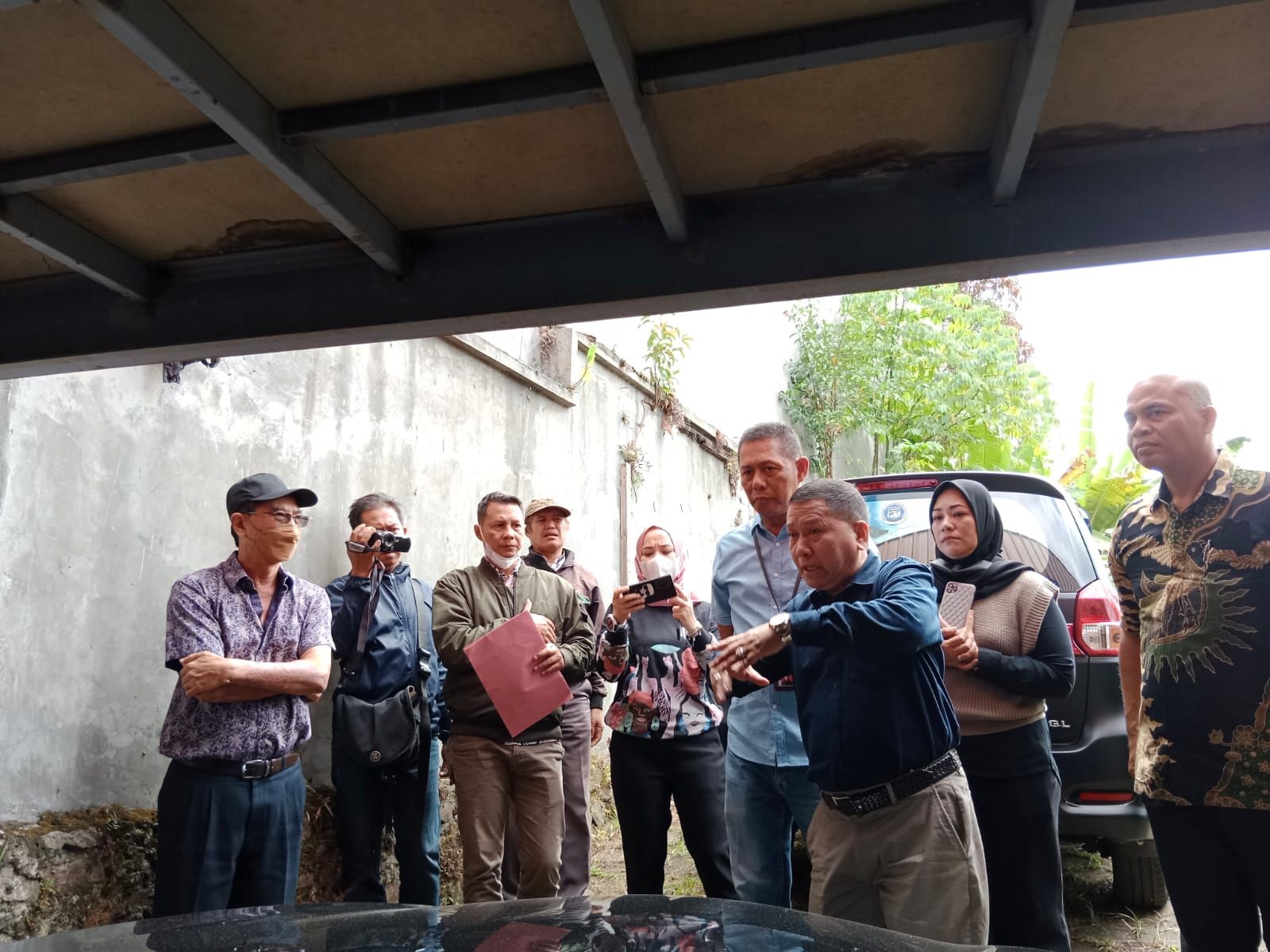 Haki PN Bandung Dalyusra sedang melakukan pemeriksaan setempat yang juga dihadiri keduabelah pihak kasus perusakan tembok di lahan Jalan Surya Sumantri Kota Bandung, Jumat 10 Februari 2022