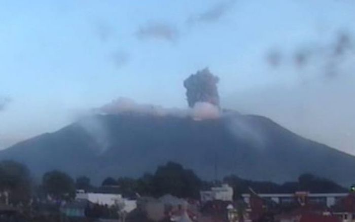 Gunung Api Merapi atau Gunung Merapi saat mengalami erupsi.