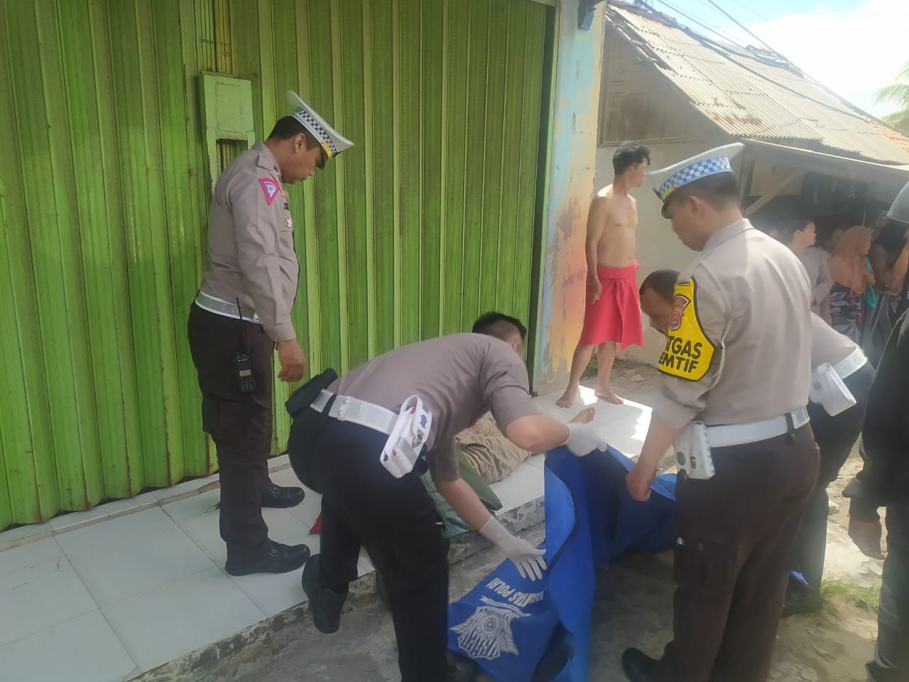 Proses evakuasi korban kecelakaan lalu lintas di jalan raya Serang Jakarta, Kecamatan Cikande, Kabupaten Serang, Jumat 10 Februari 2023. 