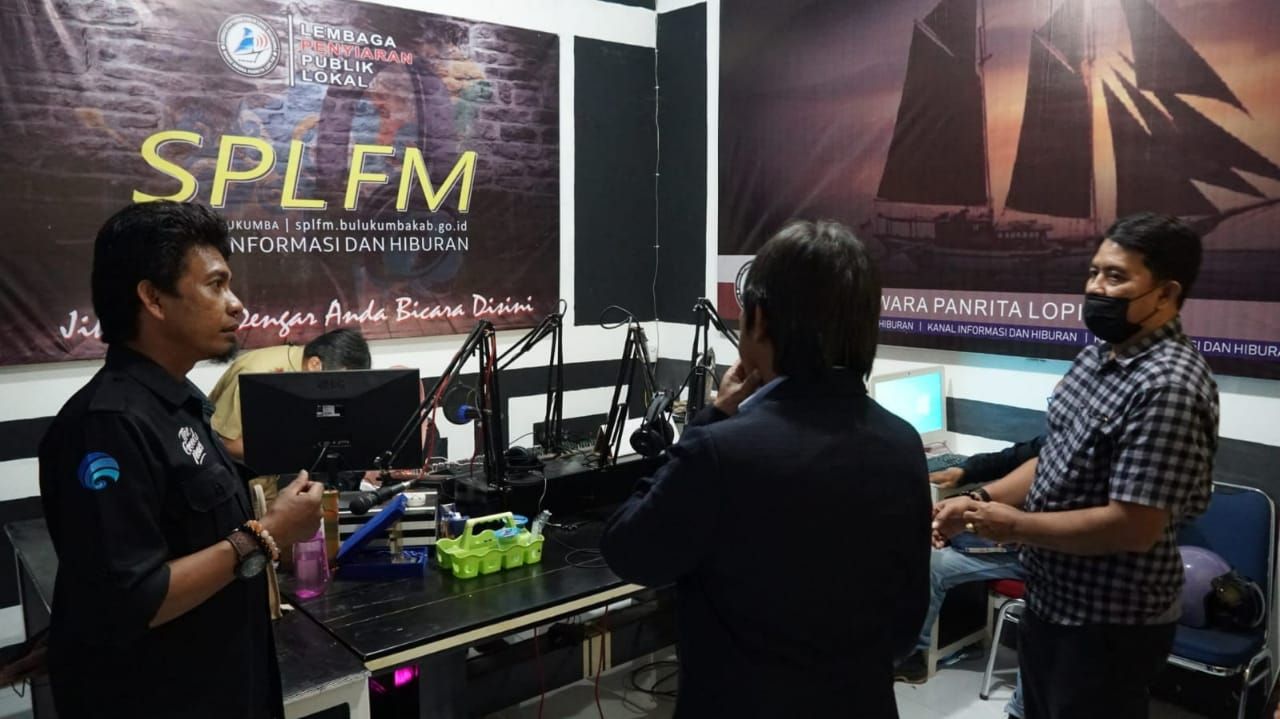 Suasana di studio Radio SPL FM Bulukumba.