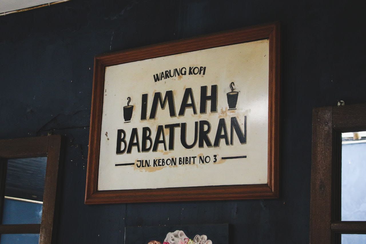  Warung Kopi Imah Babaturan menjadi salah satu warkop yang juga menjual menu makanan berat. Kalau main ke Bandung, wajib melipir ke tempat satu ini.