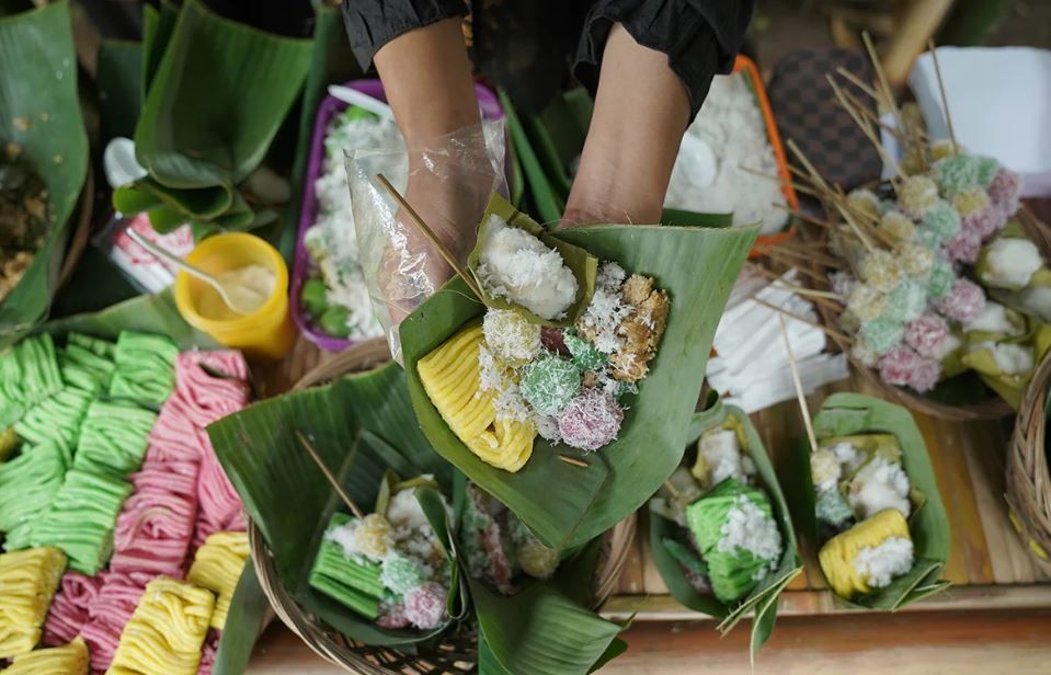KUE KPK - Jajanan laris manis dan wajib dibeli saat singgah di kawasan Pasar Mega Legenda Batam